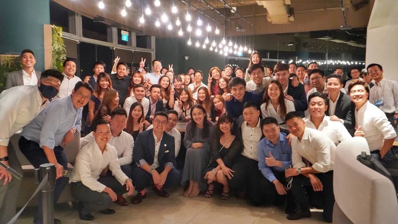 A large group of guests smiling together at an Earle Swensen’s gathering